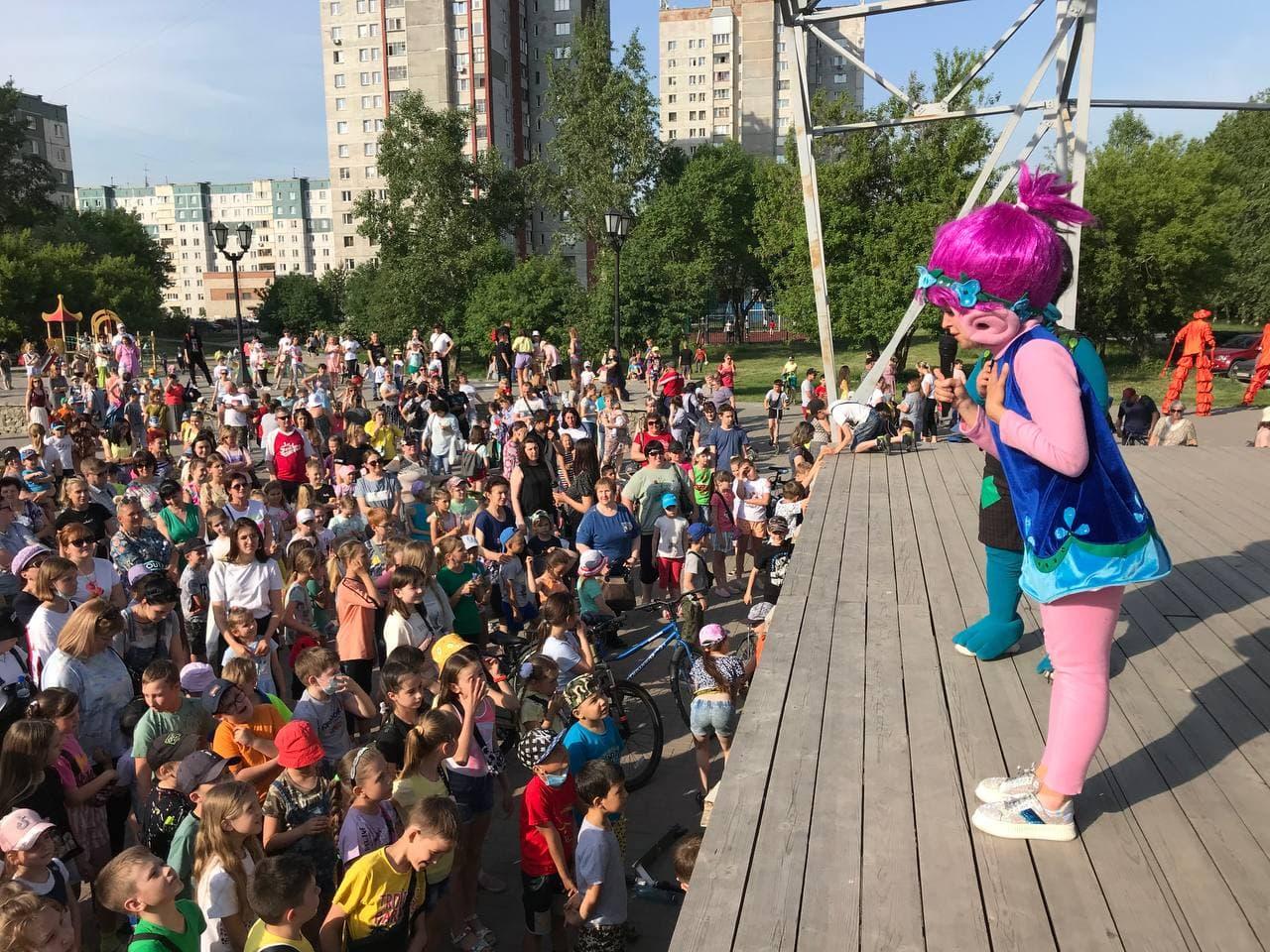 Фото Сотни детей отметили начало лета на Бульваре Победы 6